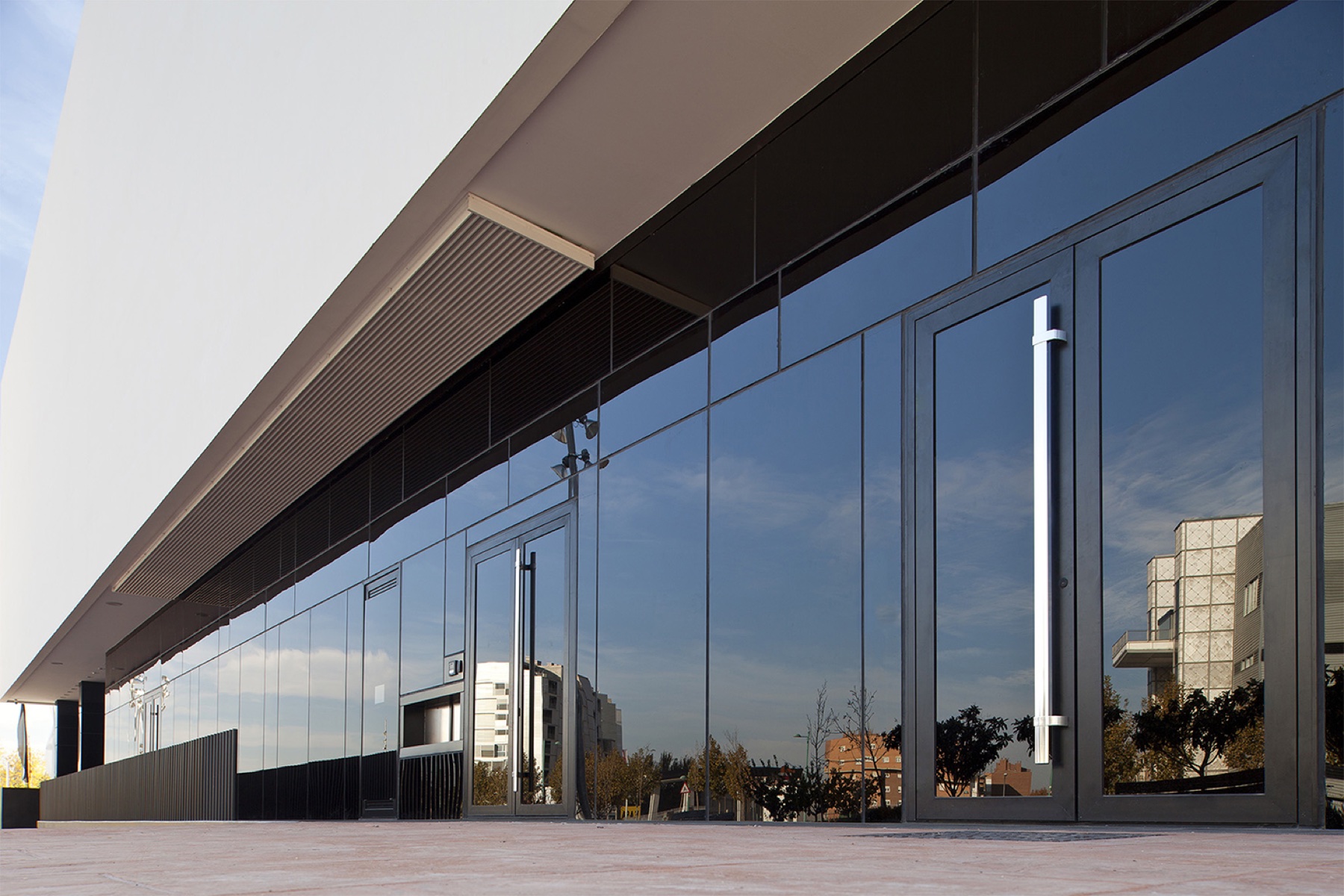 Ușă din aluminiu Cortizo Millennium Plus 70 într-un proiect contemporan