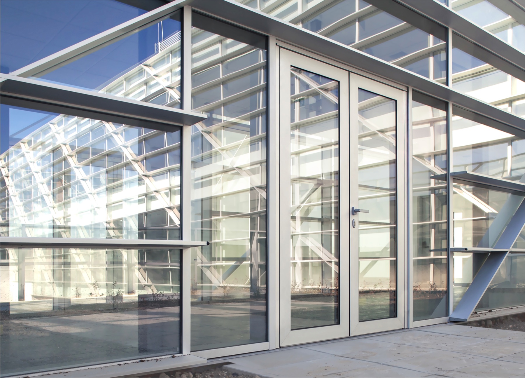 Ușă din aluminiu Cortizo Millennium Plus 80 într-un proiect contemporan